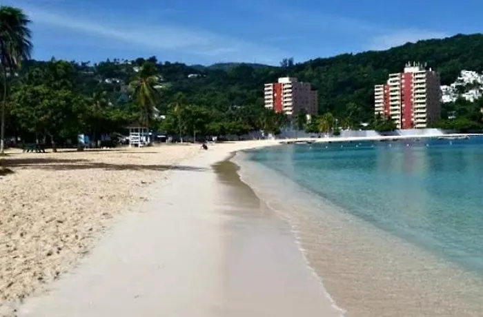 Private 2 Bedroom Beachfront Penthouse Ocho Rios, Jamaica Apartamento *
