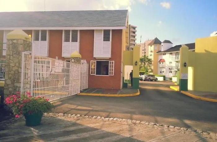 Private 2 Bedroom Beachfront Penthouse Ocho Rios, Jamaica * Ocho Ríos